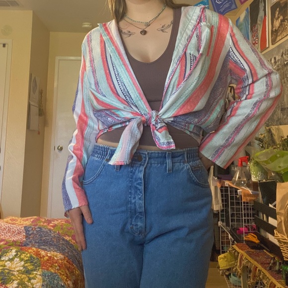 retro striped pastel button up! 🪩💟 - Picture 3 of 4